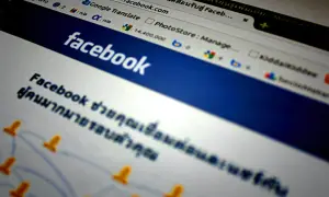 Jak usunąć znajomego z FB? Widok strony Facebook z tekstem w języku tajskim i ikonami użytkowników.