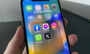 Na ekranie telefonu widoczne są ikony aplikacji społecznościowych: Facebook, Messenger, Instagram, WhatsApp i X. Dowiedz się, jak sprawdzić, czy ktoś wyłączył status aktywności.