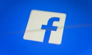 Logo Facebooka na niebieskim tle.