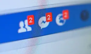 Ikony powiadomień na niebieskim pasku. Szukasz wskazówek, jak odzyskać konto na Messengerze bez Facebooka?