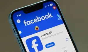 Ekran telefonu z aplikacją Facebook i przyciskiem "Update".