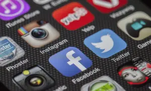 Ikony aplikacji na ekranie smartfona: Facebook, Instagram, Twitter. Chcesz wiedzieć, jak ustawić na FB, żeby nie było widać aktywności?