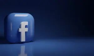 Błękitny przycisk z białym "f" symbolizuje Facebooka. Wirtualne kupowanie like'ów na FB to szybka droga do popularności.
