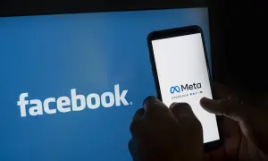 Chcesz wiedzieć, jak zablokować konto na Facebooku? Na ekranie telefonu widać logo Meta i Facebooka.