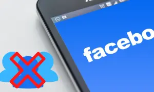Chcesz wiedzieć, jak usunąć znajomego z Facebooka? Ikona z przekreślonymi ludzikami obok ekranu telefonu z logo Facebooka sugeruje tę czynność.