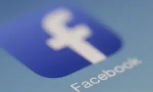 Ikona Facebooka. Dowiedz się, jak zablokować możliwość dodawania życzeń na FB, aby chronić swoją prywatność.