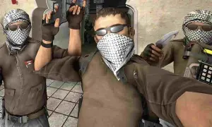 Trzech graczy w CS:GO pozuje do zdjęcia, jeden z pistoletem, drugi z nożem, wszyscy w chustach i okularach.