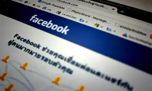 Strona Facebook z napisem "facebook". W tle widać pasek adresu przeglądarki, sugerujący, jak założyć stronę na FB bez konta.