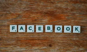 Litery z gry Scrabble układają napis FACEBOOK. Zastanawiasz się, jak sprawdzić czy ktoś nas zablokował na FB?