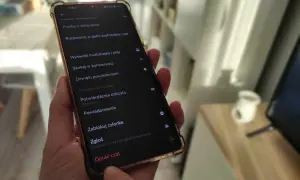 Chcesz wiedzieć, jak usunąć fb ale mieć messengera? Na ekranie telefonu widzisz opcje czatu, w tym "Opuść czat".