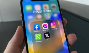 Ikona Messengera na ekranie telefonu. Dowiedz się, jak włączyć powiadomienia Messengera w telefonie, aby nie przegapić żadnej wiadomości.