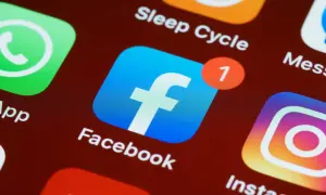 Ikona Facebook z powiadomieniem "1". Dowiedz się, jak połączyć strony na Facebooku, aby efektywnie zarządzać swoją obecnością online.
