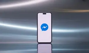 Telefon z ikoną Messengera. Dowiedz się, jak ukryć znajomego na Messengerze, by zachować prywatność.