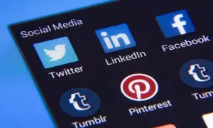 Ikony aplikacji społecznościowych: Twitter, LinkedIn, Facebook, Pinterest, Tumblr. Chcesz wiedzieć, jak ukryć status na Facebooku?