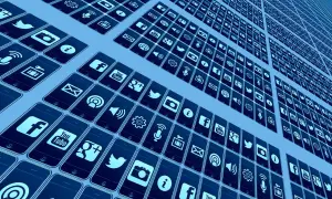Wiele ikon aplikacji społecznościowych na ekranach smartfonów. Chcesz wiedzieć, jak wyjść z grupy na FB? To proste, wystarczy kliknąć.