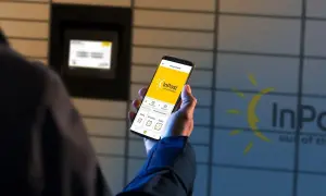 Odbieranie paczki z paczkomatu przez aplikację InPost jest proste. Na ekranie telefonu widać opcję "Jak odebrać paczkę?".