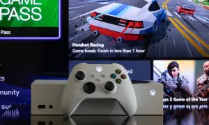 Biały kontroler Xbox i konsola na tle ekranu z menu Game Pass i grami. Dowiedz się, jak pobierać gry na Xbox, korzystając ze sklepu i Game Pass.