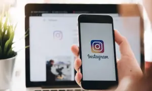 Chcesz wiedzieć, jak dodać czyjąś relację na swoją? Oto instrukcja na ekranie telefonu z Instagramem.