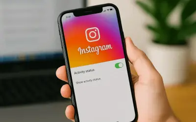 Telefon z Instagramem, gdzie można wyłączyć status aktywności dla jednej osoby.