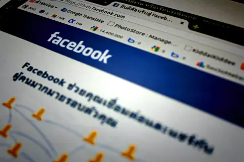Jak usunąć znajomego z FB? Widok strony Facebook z tekstem w języku tajskim i ikonami użytkowników.