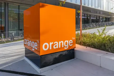 Pomarańczowy sześcian z logo Orange. Czy to właśnie tutaj tkwi odpowiedź na pytanie, dlaczego Orange ma słaby zasięg?