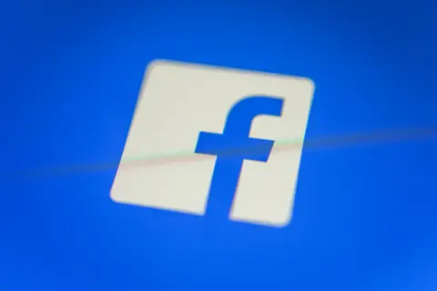 Logo Facebooka na niebieskim tle.