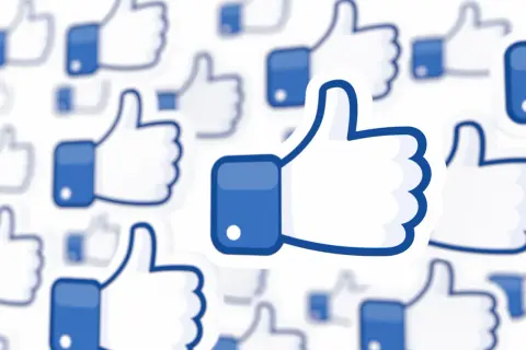 Mnóstwo kciuków w górę na białym tle. Chcesz wiedzieć, jak polubić stronę na FB? Kliknij tutaj!