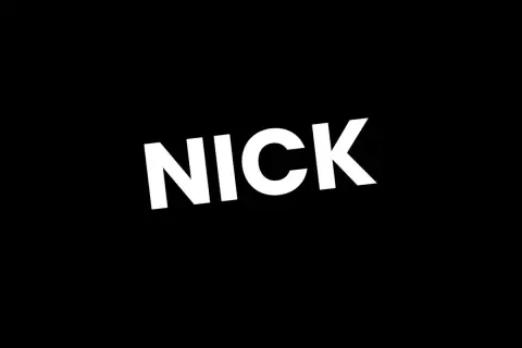 Biały napis "NICK" na czarnym tle. Idealne inspiracje na kreatywne nicki do gier, które wyróżnią Cię w wirtualnym świecie.
