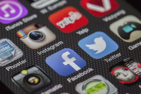 Ikony aplikacji na ekranie smartfona: Facebook, Instagram, Twitter. Chcesz wiedzieć, jak ustawić na FB, żeby nie było widać aktywności?
