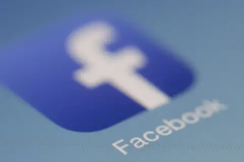 Ikona Facebooka. Dowiedz się, jak wyłączyć dodawanie komentarzy na FB, aby mieć większą kontrolę nad swoimi postami.