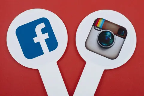 Ikony Facebooka i Instagrama obok siebie. Dowiedz się, jak zalogować się do Instagrama przez Facebooka.