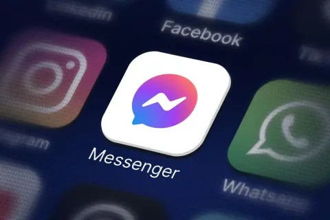 Ikona Messengera na ekranie telefonu. Czy jak odinstaluję Messengera to stracę wiadomości? Obok ikony Instagrama, Facebooka i WhatsAppa.