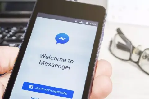Ekran startowy Messengera na telefonie. Kliknij "Zaloguj się z Facebook" aby dowiedzieć się, jak uruchomić Messenger.