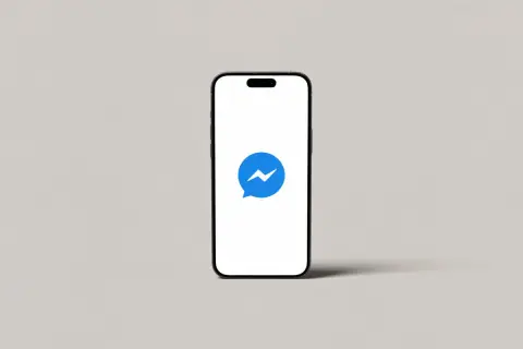Telefon z ikoną Messengera. Dowiedz się, jak wyłączyć aktywność na Messengerze i Facebooku, by zyskać prywatność.