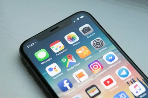 Ikona Messengera na ekranie iPhone'a. Dowiedz się, jak ustawić aktywność na Messengerze, aby pokazać znajomym, co robisz.