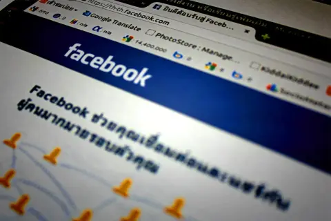 Strona Facebook z napisem "facebook". W tle widać pasek adresu przeglądarki, sugerujący, jak założyć stronę na FB bez konta.
