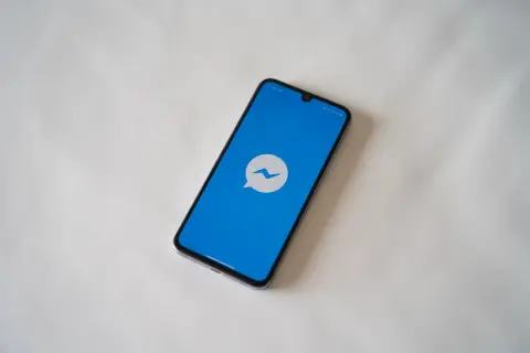 Smartfon z ikoną Messengera. Czy jeśli usunę wiadomość na Messengerze, to on to widzi?