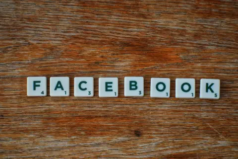 Litery z gry Scrabble układają napis FACEBOOK. Zastanawiasz się, jak sprawdzić czy ktoś nas zablokował na FB?