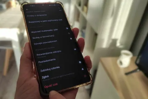 Chcesz wiedzieć, jak usunąć fb ale mieć messengera? Na ekranie telefonu widzisz opcje czatu, w tym "Opuść czat".