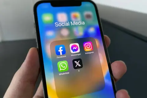 Ikona Messengera na ekranie telefonu. Dowiedz się, jak włączyć powiadomienia Messengera w telefonie, aby nie przegapić żadnej wiadomości.