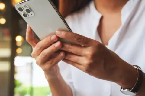 Jak podłączyć iPhone'a do telewizora bezprzewodowo - proste kroki i porady