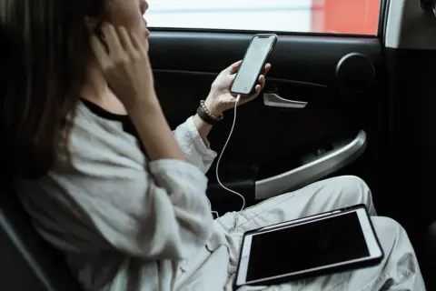 Praca kreatywna w podróży – sprzęt, który daje swobodę