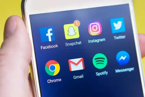 Ekran smartfona z ikonami aplikacji: Facebook, Snapchat, Instagram, Twitter, Chrome, Gmail, Spotify, Messenger. Dowiedz się, jak wyłączyć dostępność na Messengerze.