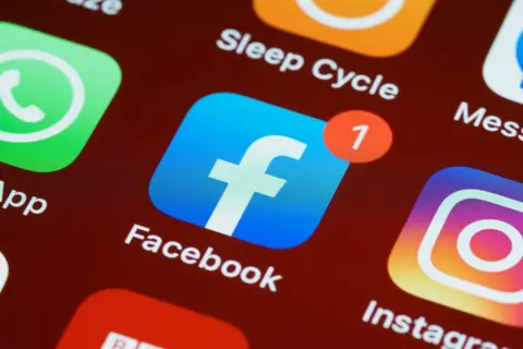Ikona Facebook z powiadomieniem "1". Dowiedz się, jak połączyć strony na Facebooku, aby efektywnie zarządzać swoją obecnością online.