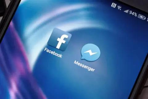 Ikony Facebook i Messenger na ekranie telefonu. Chcesz wiedzieć, jak sprawdzić, czy ktoś nas zablokował na Messengerze?