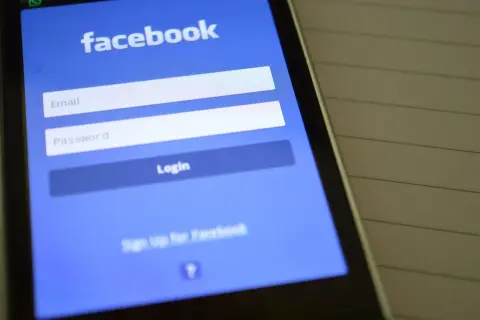 Ekran logowania Facebooka. Chcesz wiedzieć, jak ukryć widoczność na FB? Zaloguj się i sprawdź ustawienia prywatności.