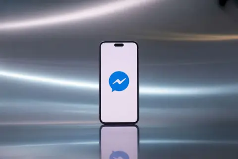 Telefon z ikoną Messengera. Dowiedz się, jak ukryć znajomego na Messengerze, by zachować prywatność.
