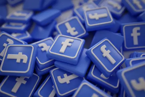 Stos niebieskich kafelków z logo Facebooka. Chcesz wiedzieć, jak usunąć życzenia z FB?