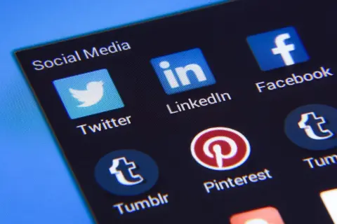 Ikony aplikacji społecznościowych: Twitter, LinkedIn, Facebook, Pinterest, Tumblr. Chcesz wiedzieć, jak ukryć status na Facebooku?