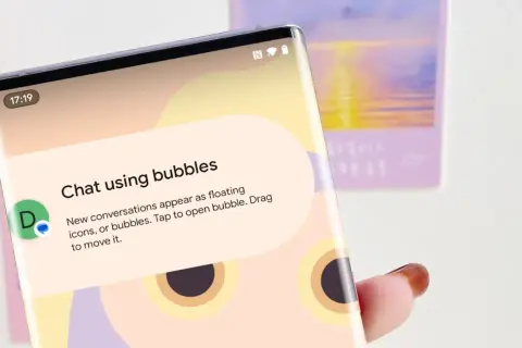Jak włączyć dymki czatu na Messengerze na iPhonie? Ekran telefonu pokazuje instrukcję "Chat using bubbles", wyjaśniającą jak włączyć pływające okienka.